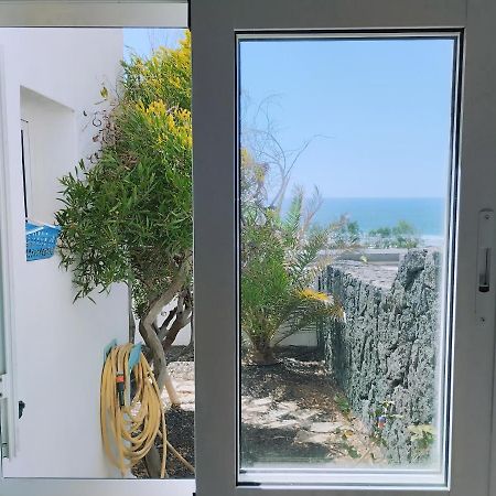 Beautiful Small Bungalow, Amazing Views And Garden Famara Esterno foto