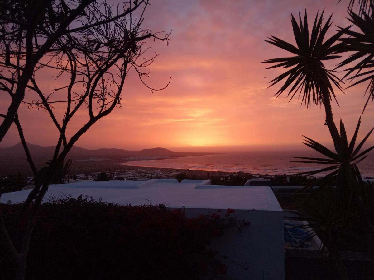 Beautiful Small Bungalow, Amazing Views And Garden Famara Esterno foto