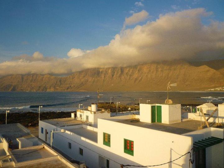 Beautiful Small Bungalow, Amazing Views And Garden Famara Esterno foto
