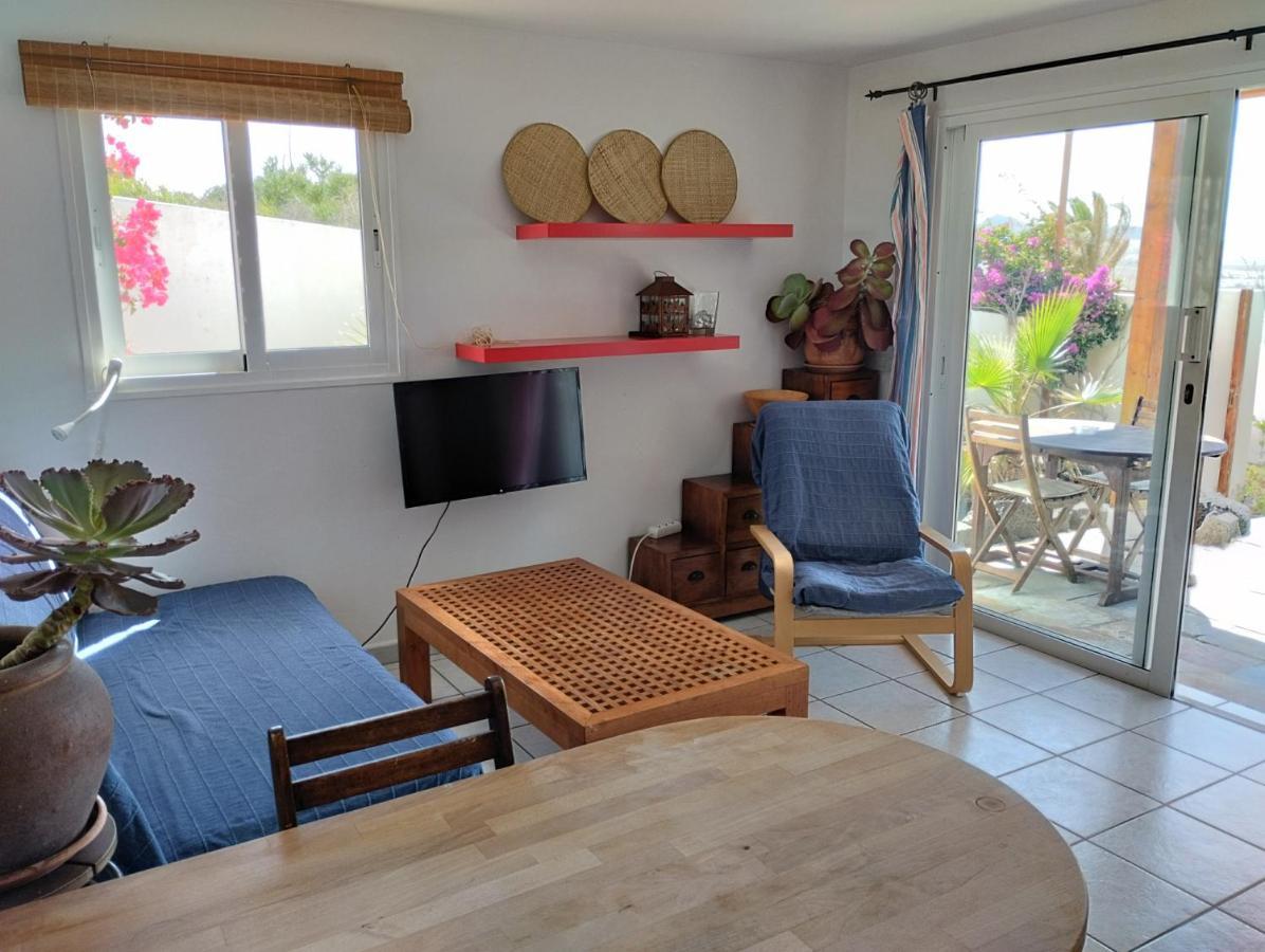 Beautiful Small Bungalow, Amazing Views And Garden Famara Esterno foto