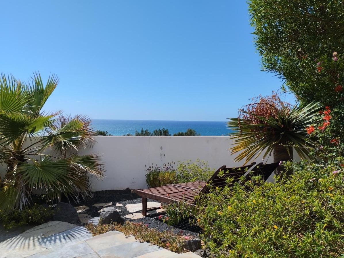 Beautiful Small Bungalow, Amazing Views And Garden Famara Esterno foto