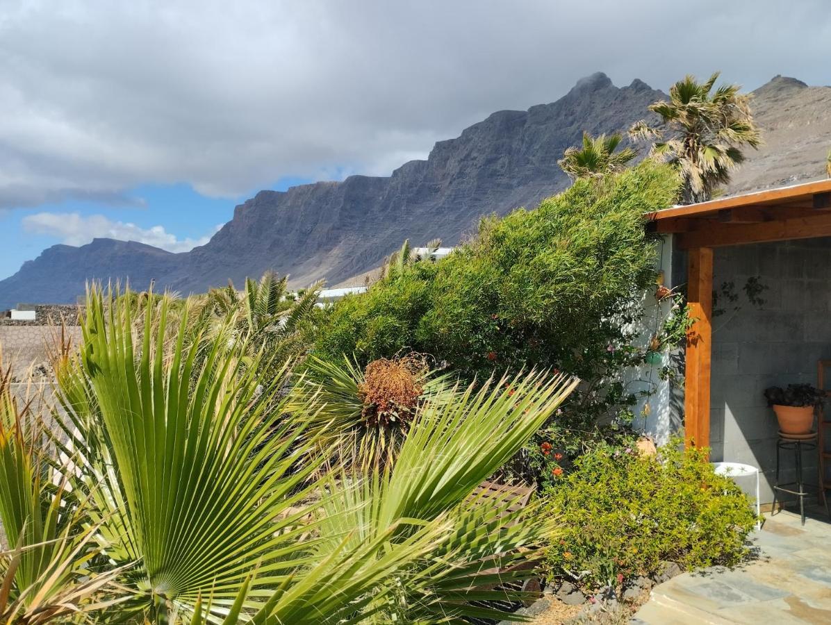 Beautiful Small Bungalow, Amazing Views And Garden Famara Esterno foto