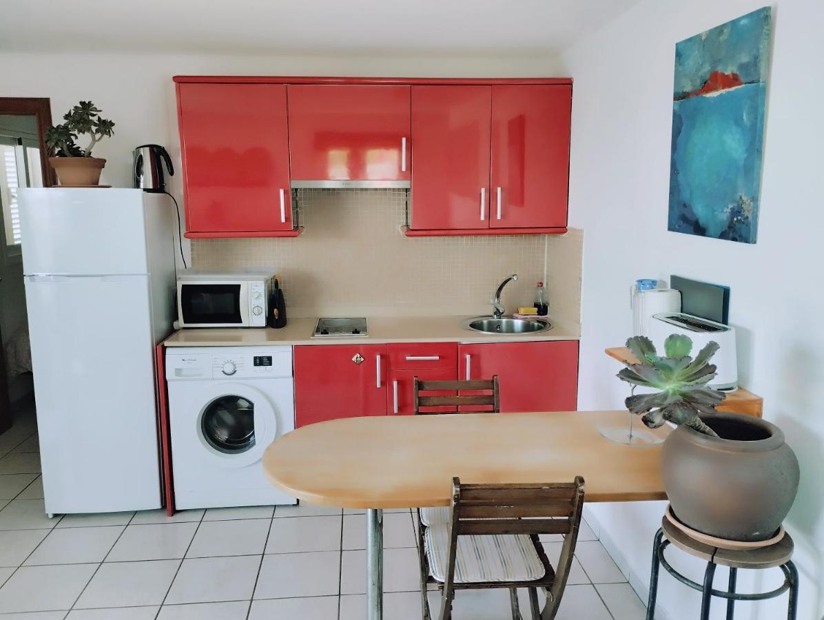 Beautiful Small Bungalow, Amazing Views And Garden Famara Esterno foto