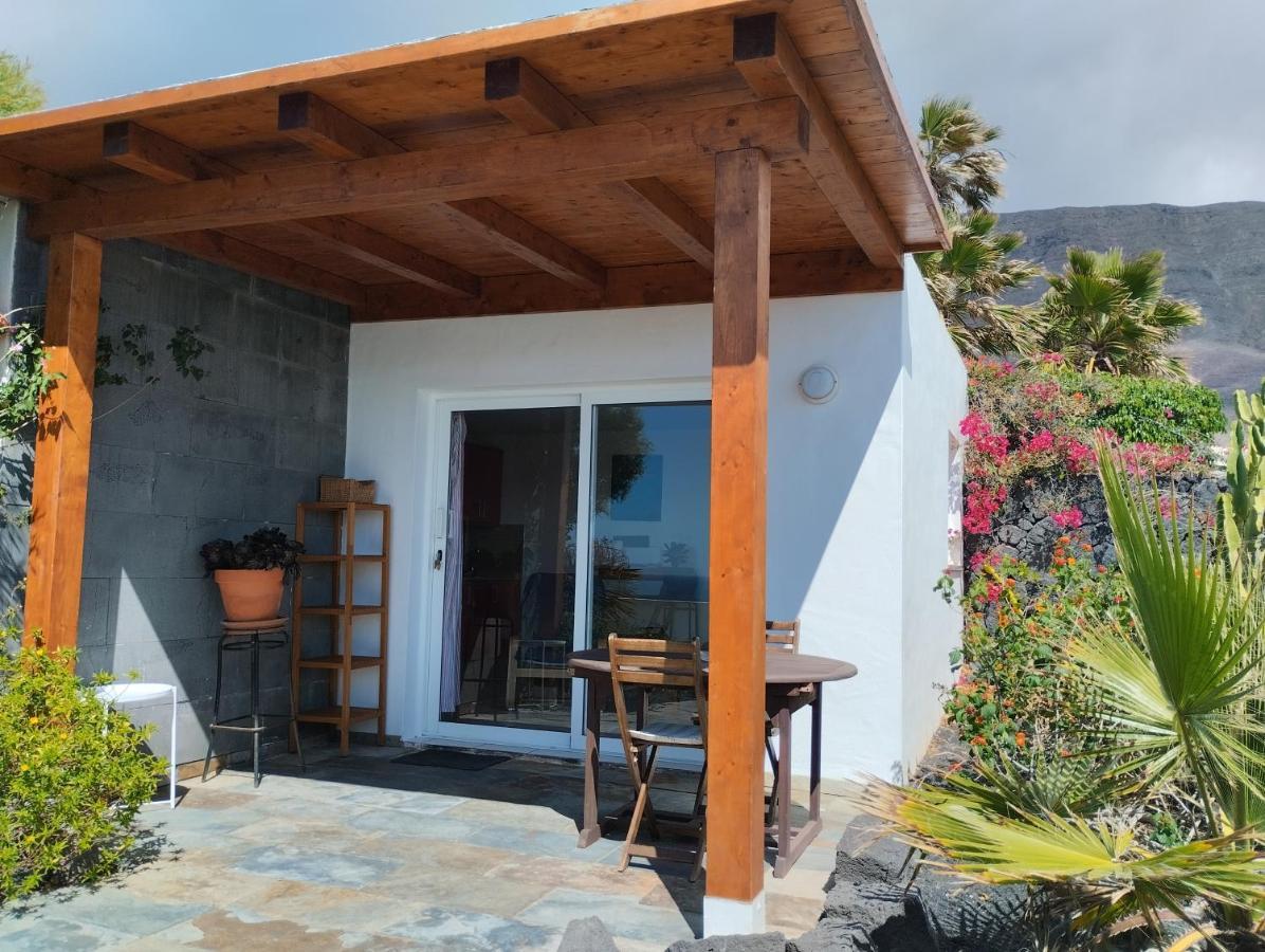 Beautiful Small Bungalow, Amazing Views And Garden Famara Esterno foto