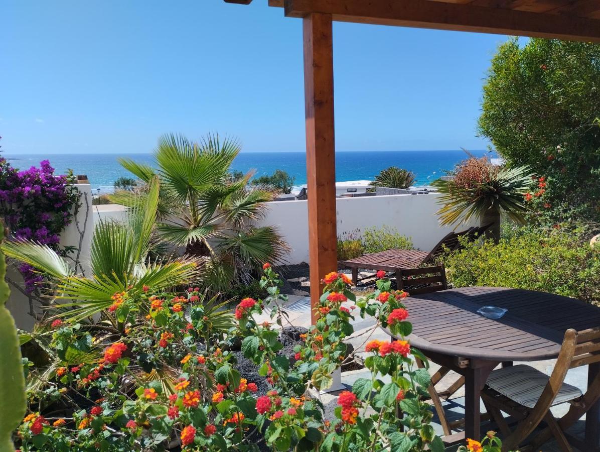 Beautiful Small Bungalow, Amazing Views And Garden Famara Esterno foto